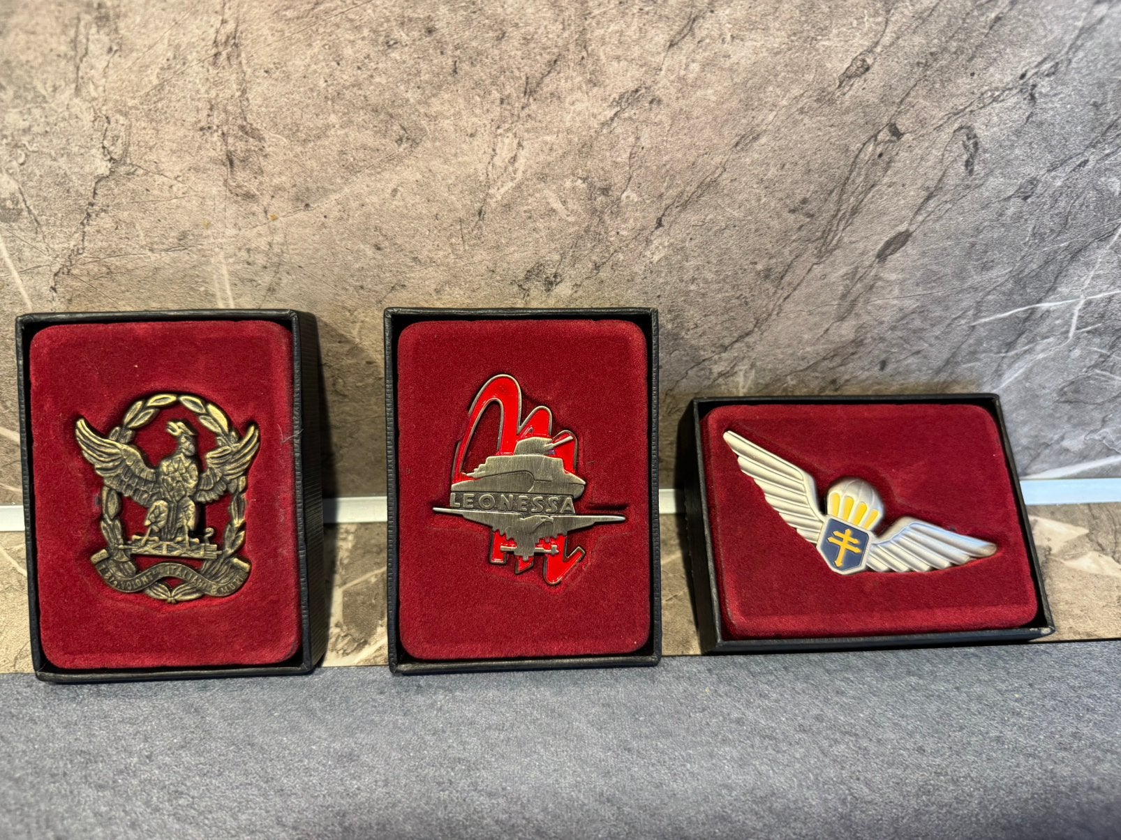 Set van 3 WW2 Militaria Insignes / Speldjes  in Doos), Verzamelen, Ophalen of Verzenden, Zo goed als nieuw