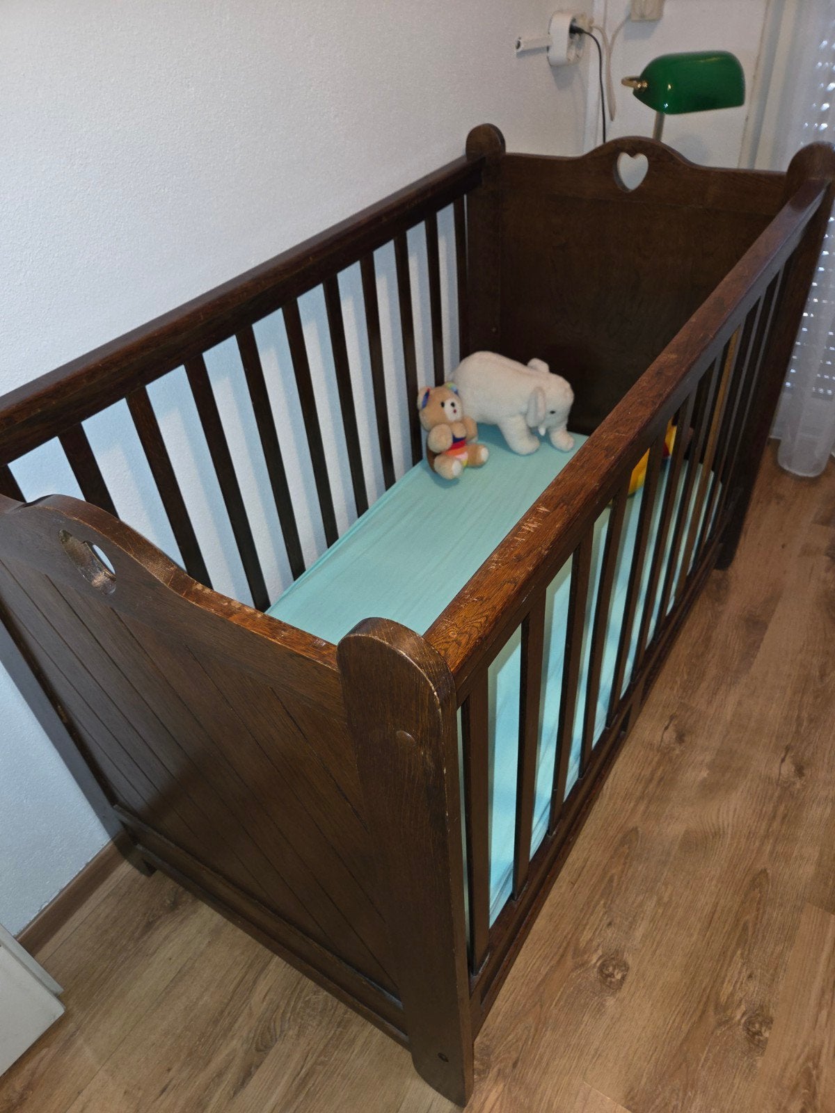 Kinderkamer: Commode en Ledikant met Verstelbare Bodem, Ophalen, Gebruikt
