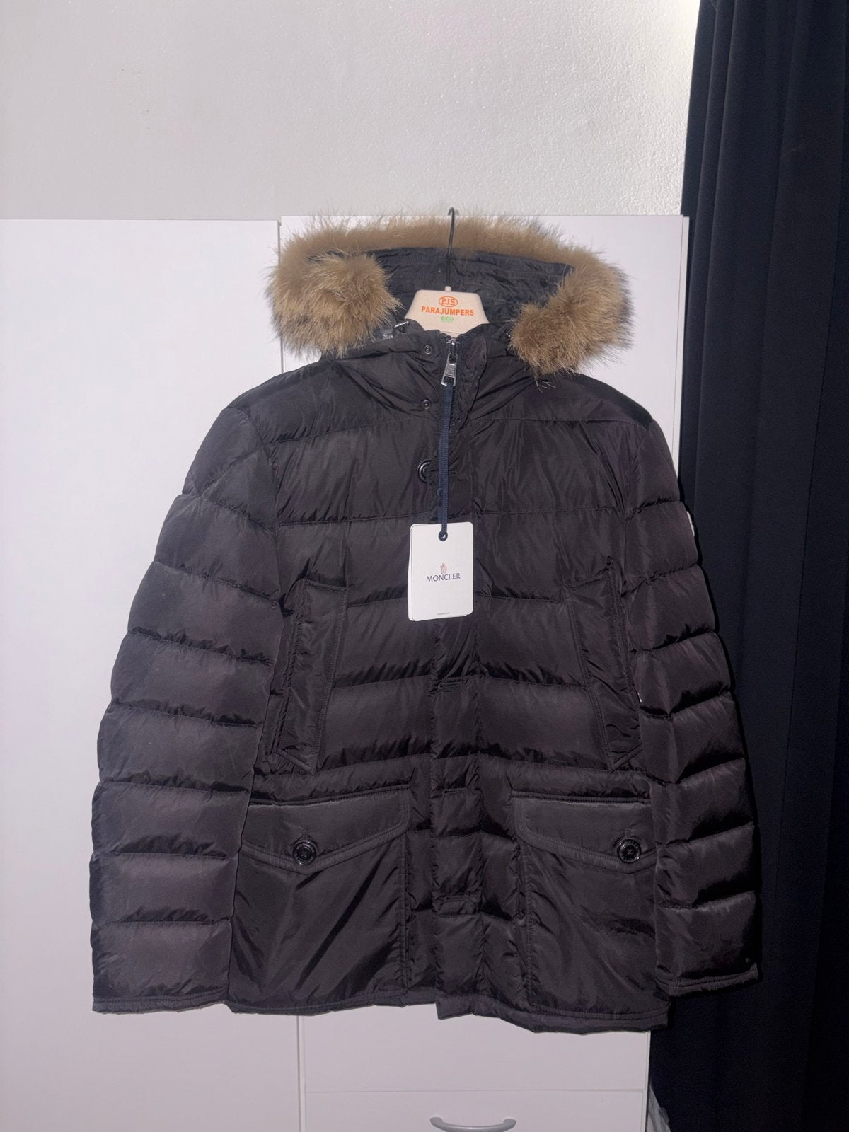 Moncler Maya donsjack met bontkraag - Maat 4 (L), Ophalen of Verzenden, Zo goed als nieuw, Maat 52/54 (L), Zwart