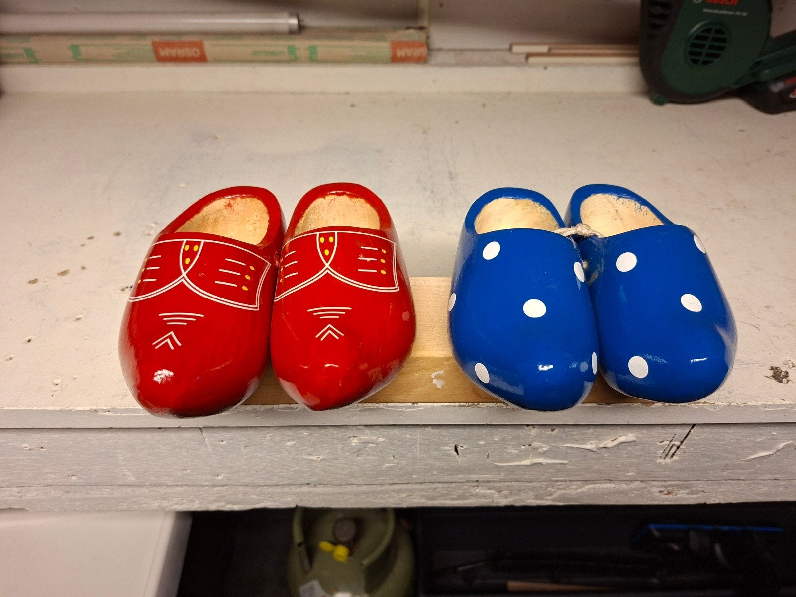 NIEUWE decoratieve klompjes: rood en blauw met stippen, Ophalen of Verzenden, Zo goed als nieuw