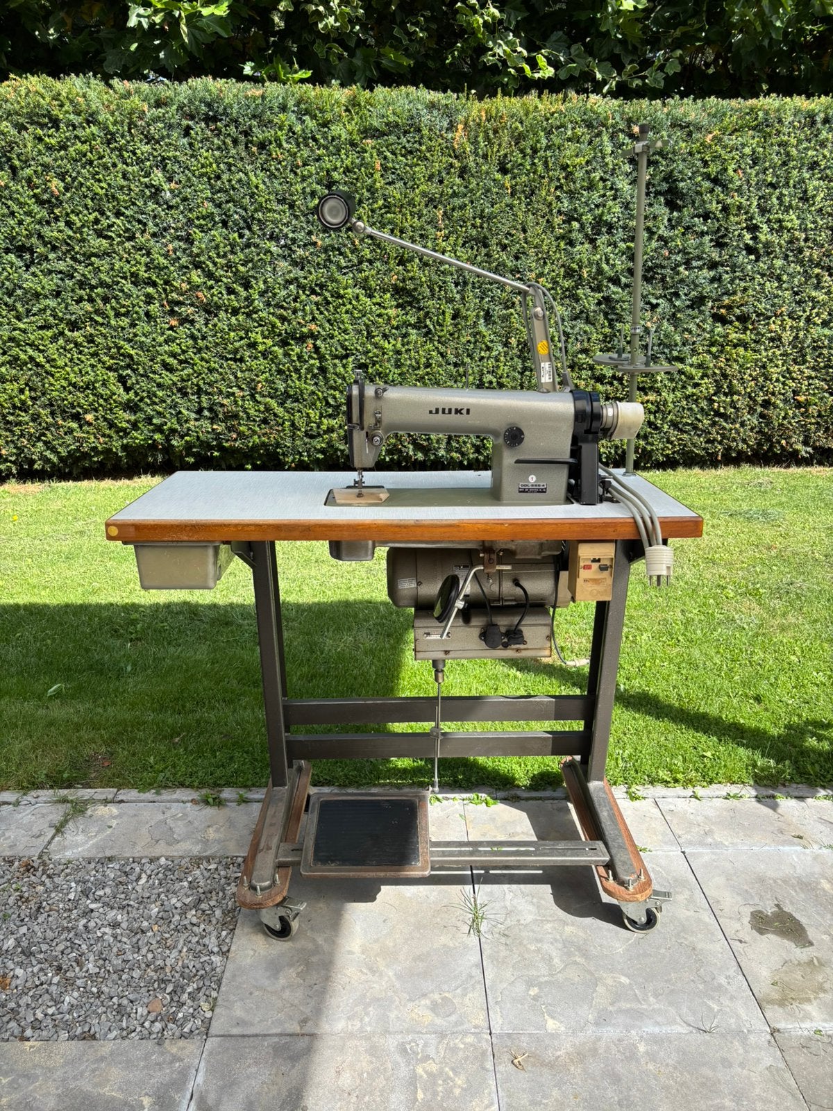 JUKI DDL-555-4 industriële naaimachine + EFKA Variostop, Hobby en Vrije tijd, Gebruikt, Naaimachine, Industrieel, Ophalen