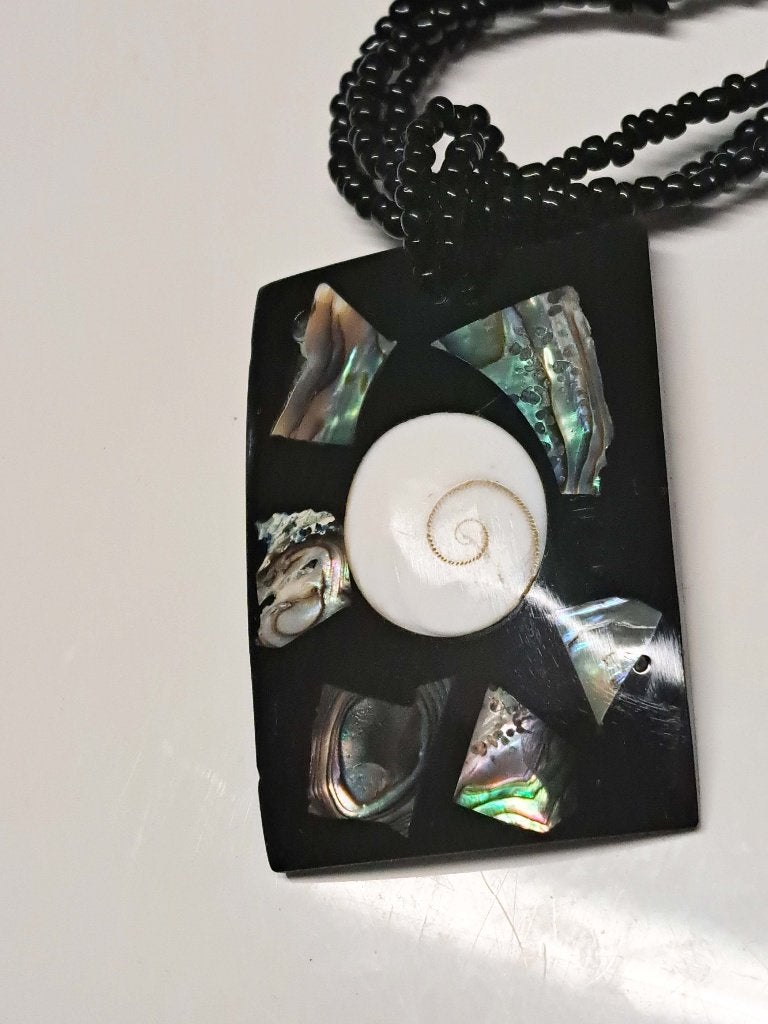 Shiva’s oog ,abalone, hars hanger met glazen kralen ketting, Ophalen of Verzenden, Nieuw, Steen of Mineraal