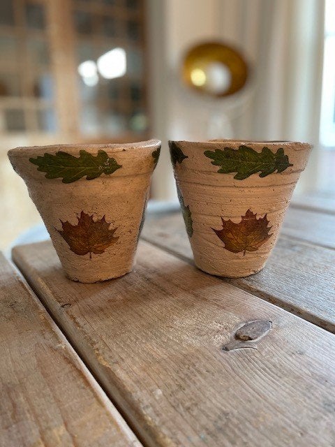 2 x stoere beschilderde terracotta potten. Blad motief., Ophalen, Rond, Nieuw, Balkon