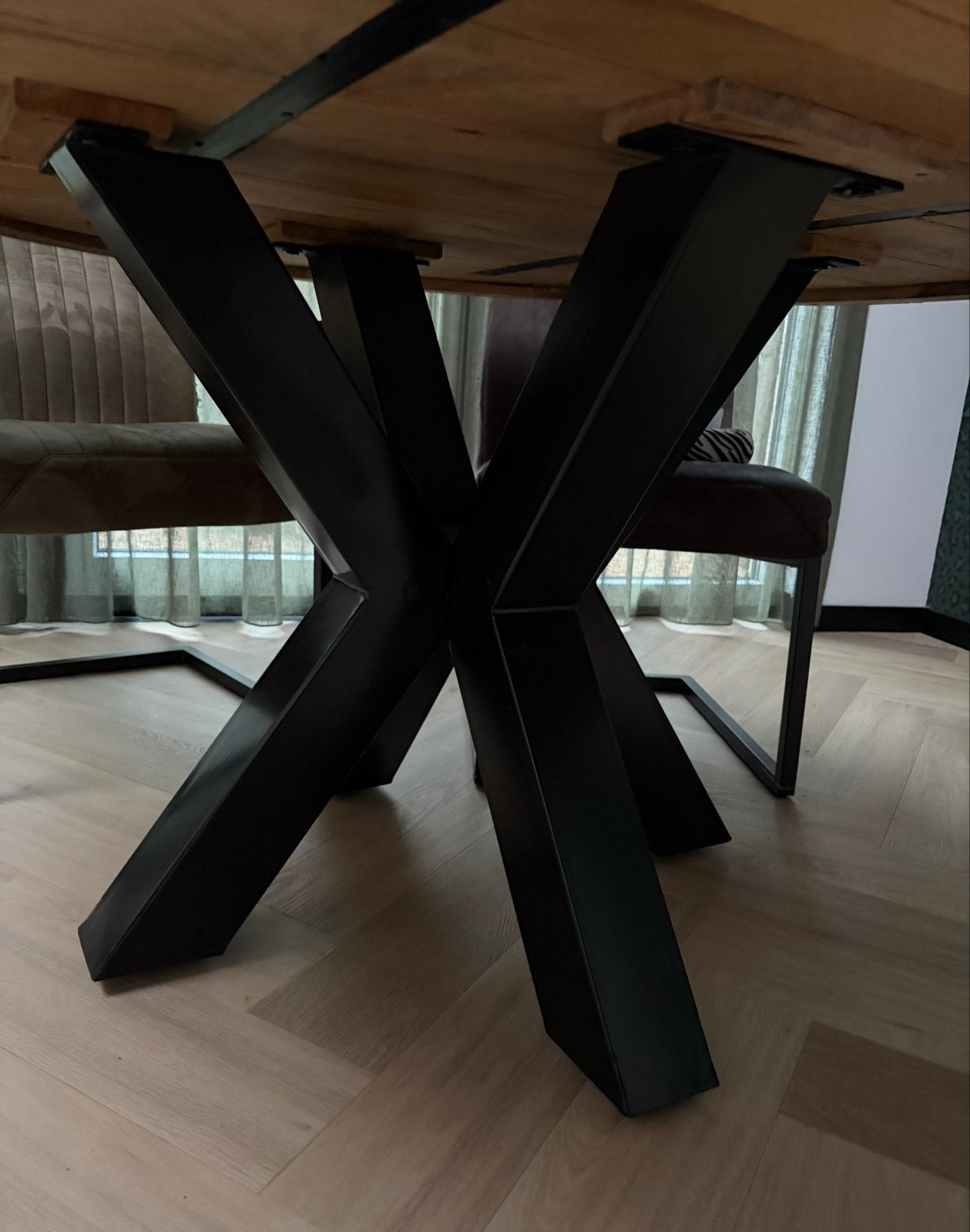 Ronde eettafel met zwart metalen onderstel, Huis en Inrichting, Ophalen, Gebruikt, 150 tot 200 cm, Rond