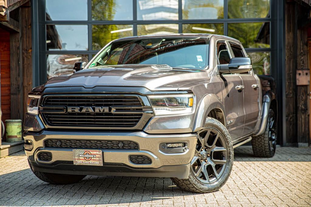 Dodge Ram 1500 5.7 V8 4x4 Crew Cab Laramie (bj 2022), Auto's, Automaat, Gebruikt, 5654 cc, Leder