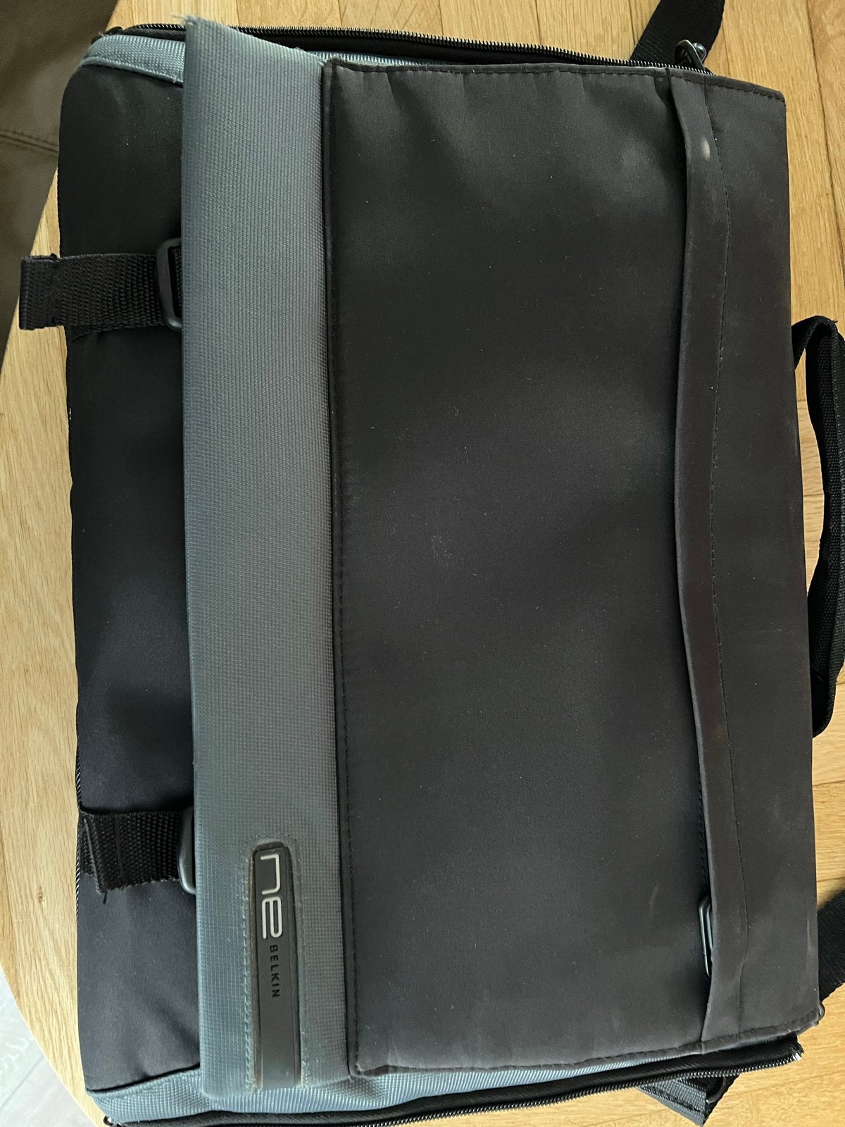 Belkin laptoptas voor 17 inch laptops - Zwart/Grijs, Gebruikt, Tabletvak, 17 inch of meer, Ophalen of Verzenden