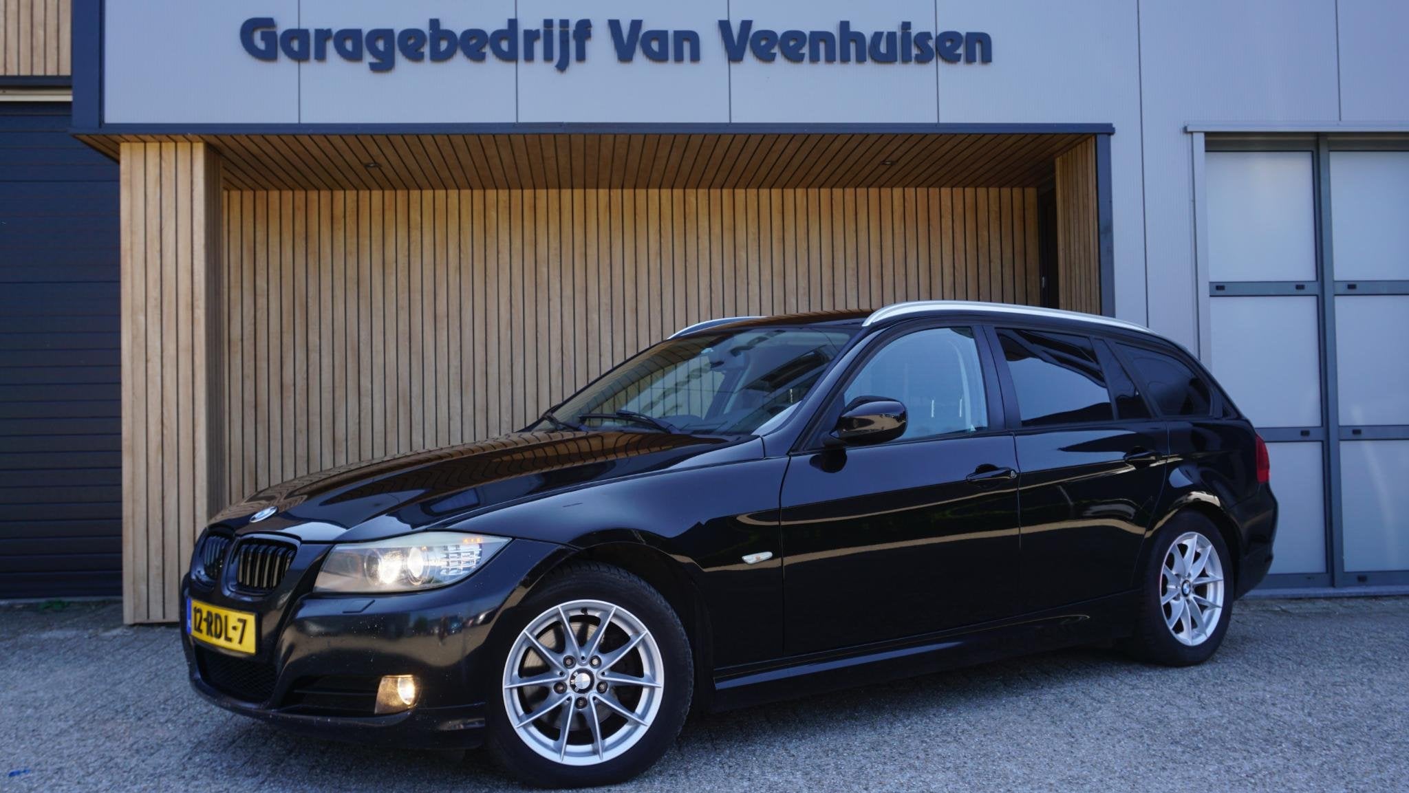 BMW 3-serie Touring 318i 136pk Luxury Line Airco Leder Xenon, Euro 5, Zwart, 4 cilinders, Zwart