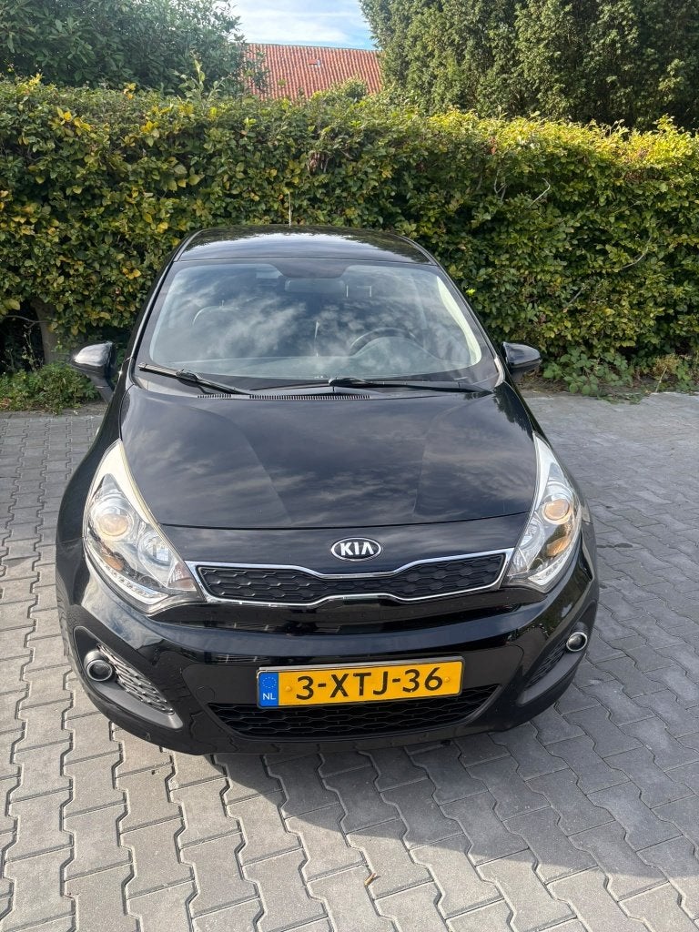 Kia Rio 1.2 I 5DRS 2015 Zwart ''Nwe koppeling'', Auto's, 1027 kg, 40 €/maand, Zwart, Zwart