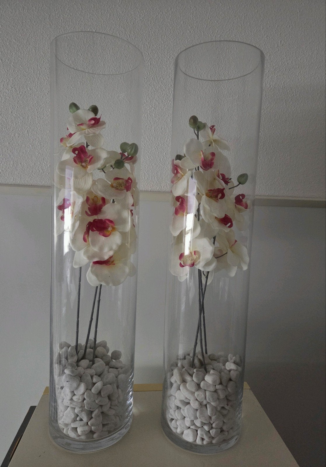 Set van 2 glazen vazen met kunstorchideeën en stenen, Ophalen, Gebruikt, Transparant, 68 cm