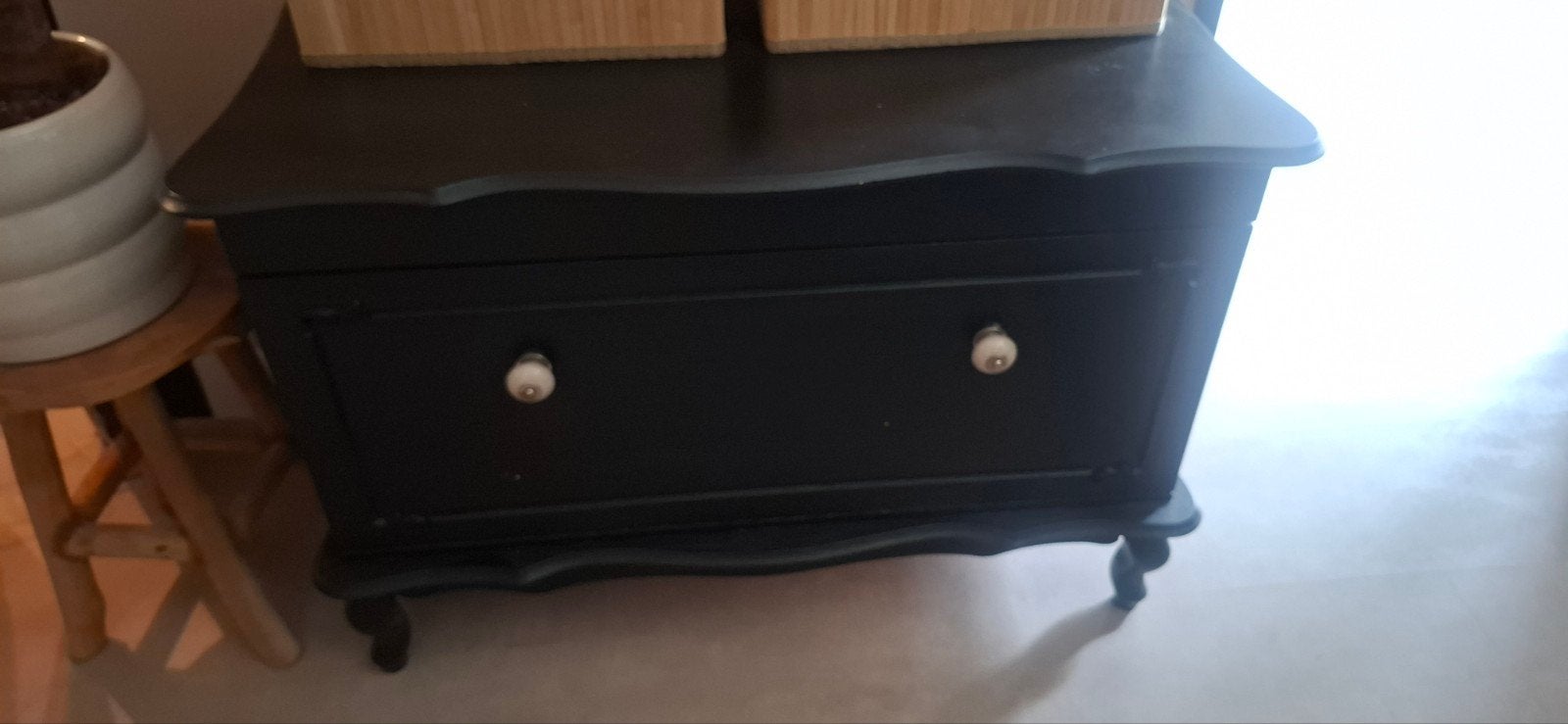 Zwart geschilderd kastje met klep, uniek en opgeknapt, Ophalen, Gebruikt, Met klep(pen), 25 tot 50 cm