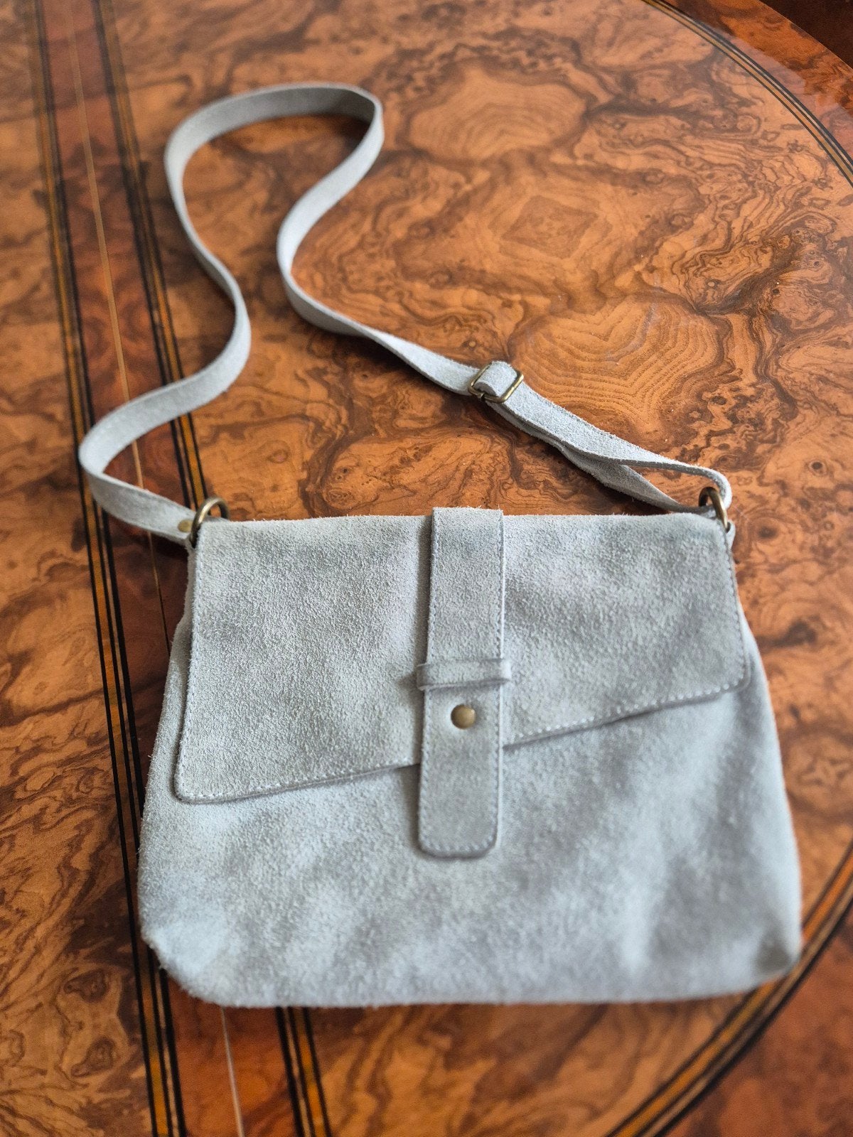 Vintage suède crossbody bag grijsgroen, Sieraden, Tassen en Uiterlijk, Ophalen of Verzenden, Gebruikt, Bruin, Schoudertasje