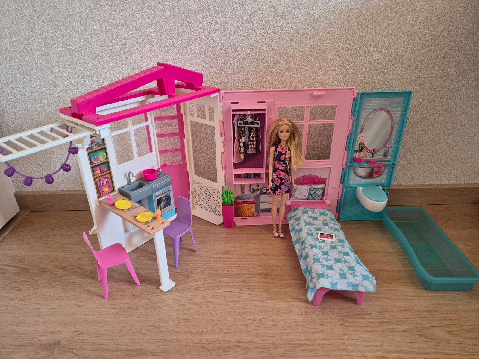 Barbie draagbaar poppenhuis FXG54 met Barbiepop &accessoires, Ophalen of Verzenden, Zo goed als nieuw