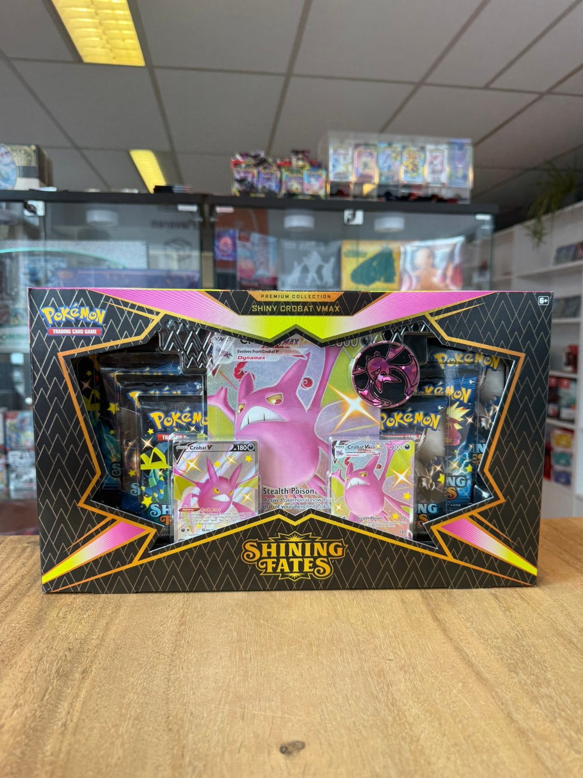 Pokémon Shining Fates Crobat VMAX premium collection, Hobby en Vrije tijd, Verzamelkaartspellen | Pokémon, Ophalen of Verzenden