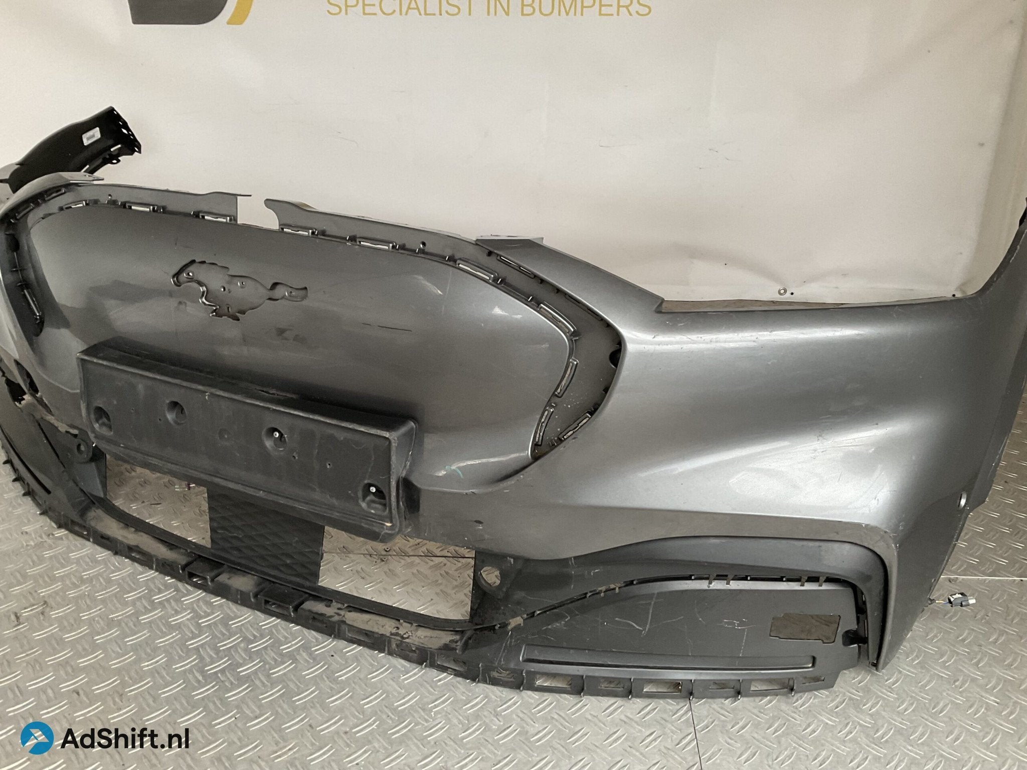 Bumper Ford Mustang Mach-E 20- LJ8B-17C831-A Voorbumper D10-, Bumper