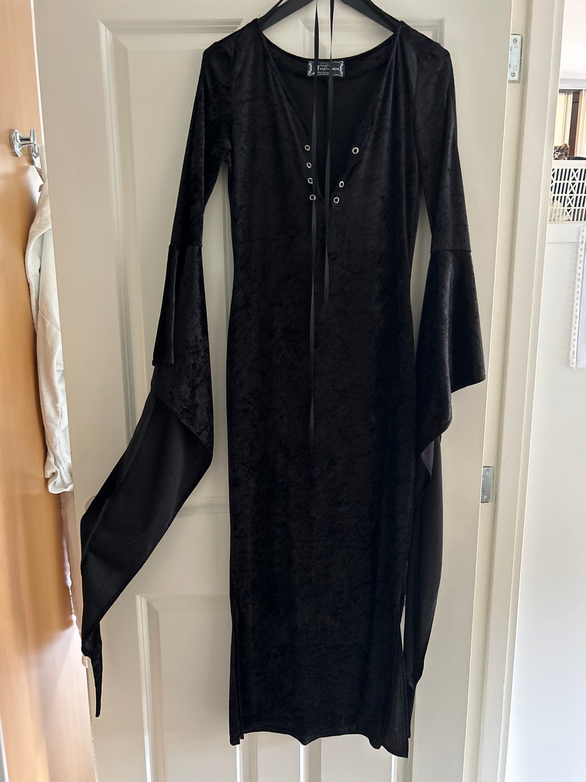 Zwarte fluwelen jurk met wijde mouwen - Gothic stijl, Zwart, Nieuw, Ophalen of Verzenden, Maat 36 (S)