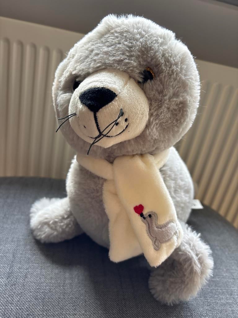 Schattige Ameland grijze zeehond knuffel met sjaal, Kinderen en Baby's, Speelgoed | Knuffels en Pluche, Zo goed als nieuw, Overige typen