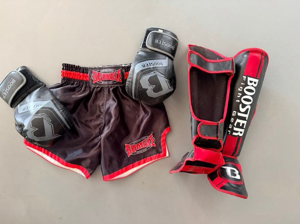 Complete Kickboks Set Maat M: Broek, Handsch en Beschermers, Gebruikt, Overige, Vechtsportkleding, Maat M