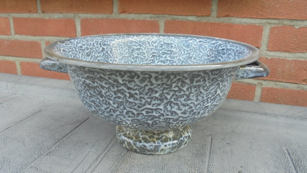 grijsgewolkt emaille vergiet op voet, doorsnee 26cm, Ophalen of Verzenden