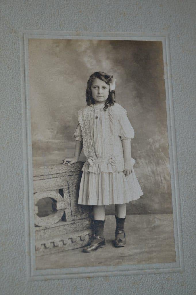 kabinetfoto 1900 meisje mooi jurkje frankrijk, Ophalen of Verzenden, Voor 1920, Sterren en Beroemdheden