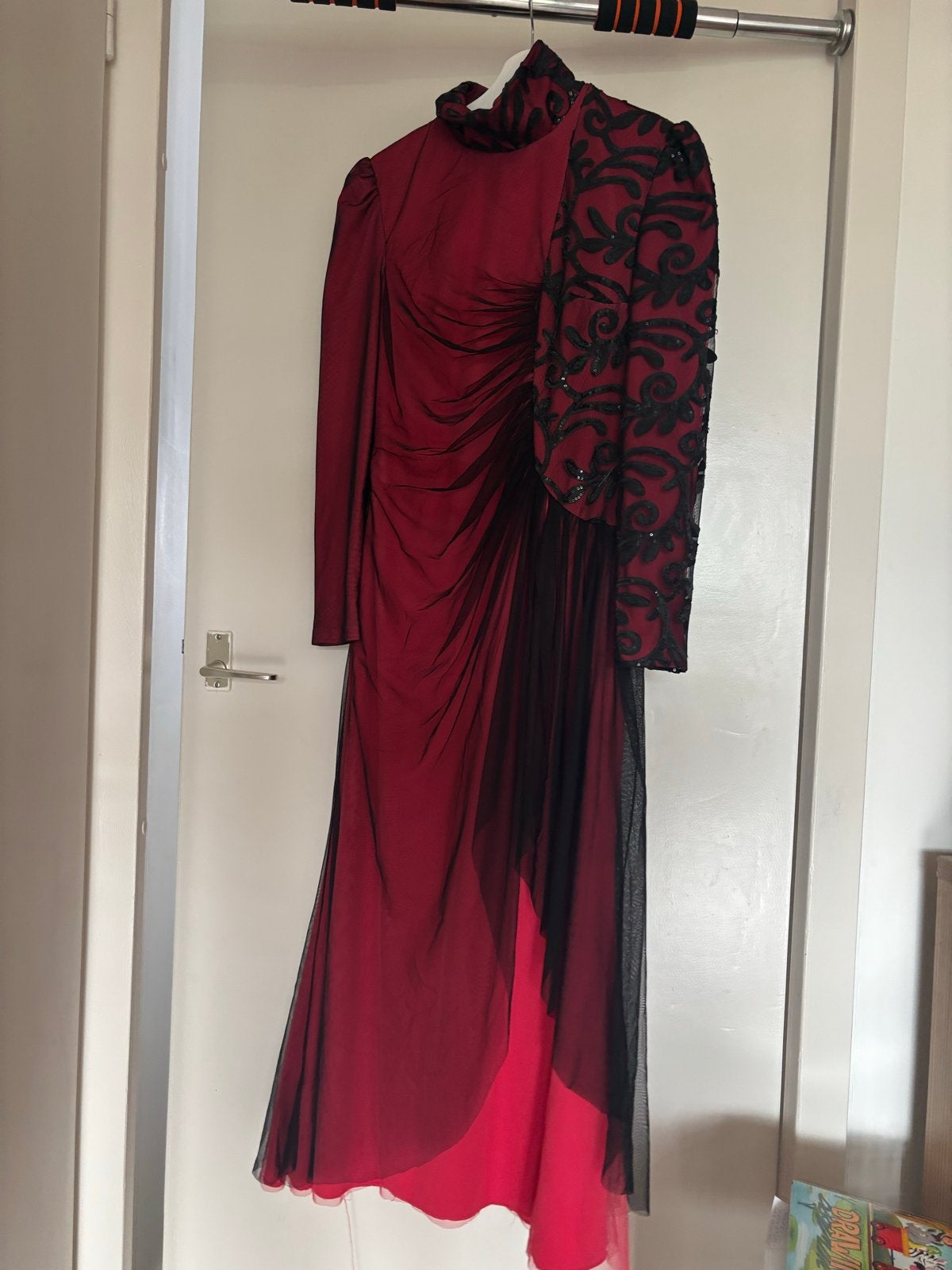 Elegante Galajurk Rood Zwart Maat 40, Maat 38/40 (M), Galajurk, Ophalen of Verzenden, Zo goed als nieuw