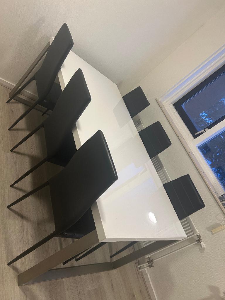 Eethoek, witte hoogglans tafel met 6 zwarte stoelen, Huis en Inrichting, Tafels | Eettafels, Ophalen, Gebruikt, 50 tot 100 cm
