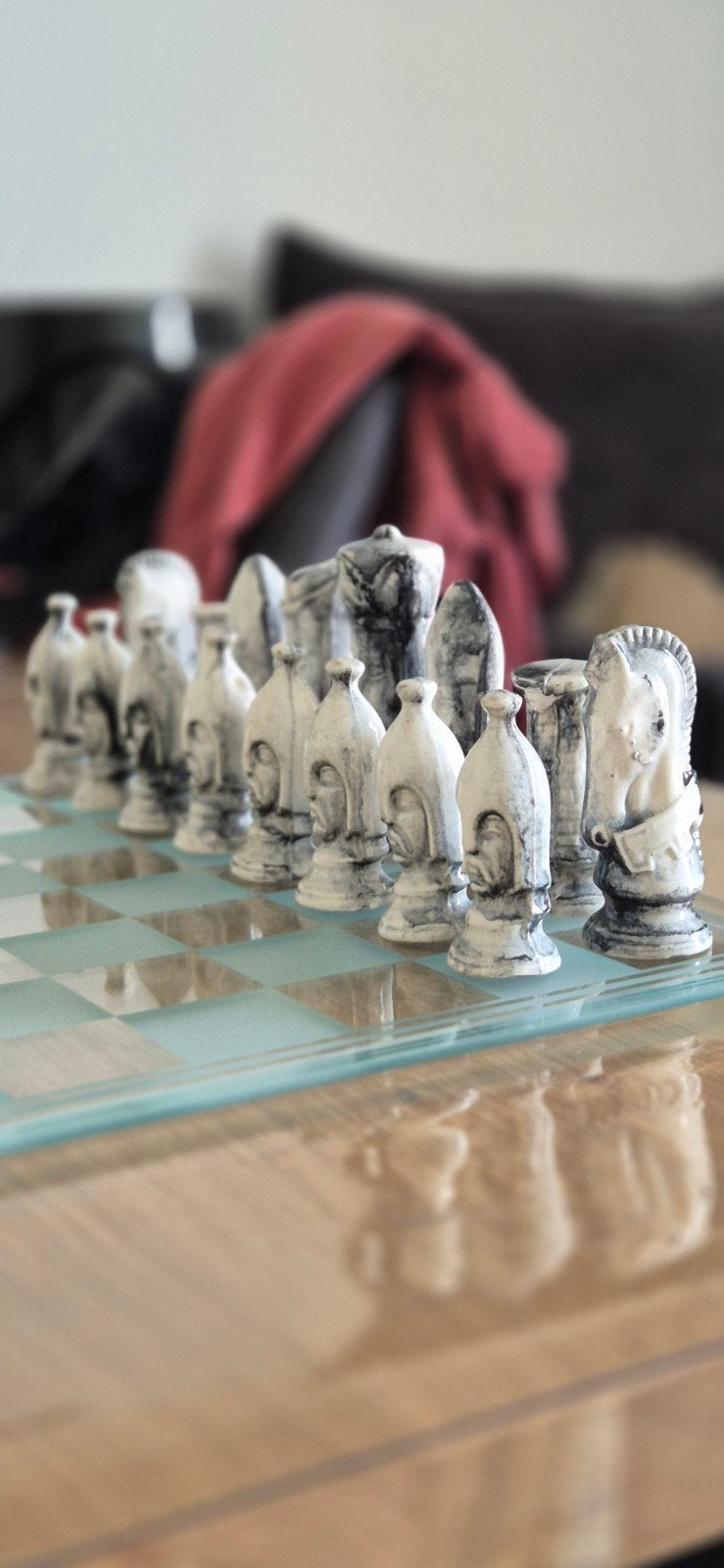 Uniek schaakspel met glazen bord en gedetailleerde stukken, Ophalen of Verzenden, Minder dan 500 stukjes, Zo goed als nieuw, Schaken