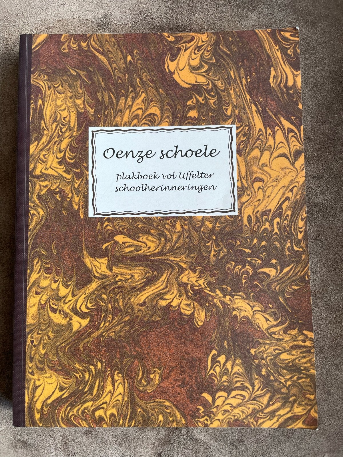 Oenze schoele: plakboek vol uuffelter schoolherinneringen, Ophalen of Verzenden, 20e eeuw of later, Zo goed als nieuw
