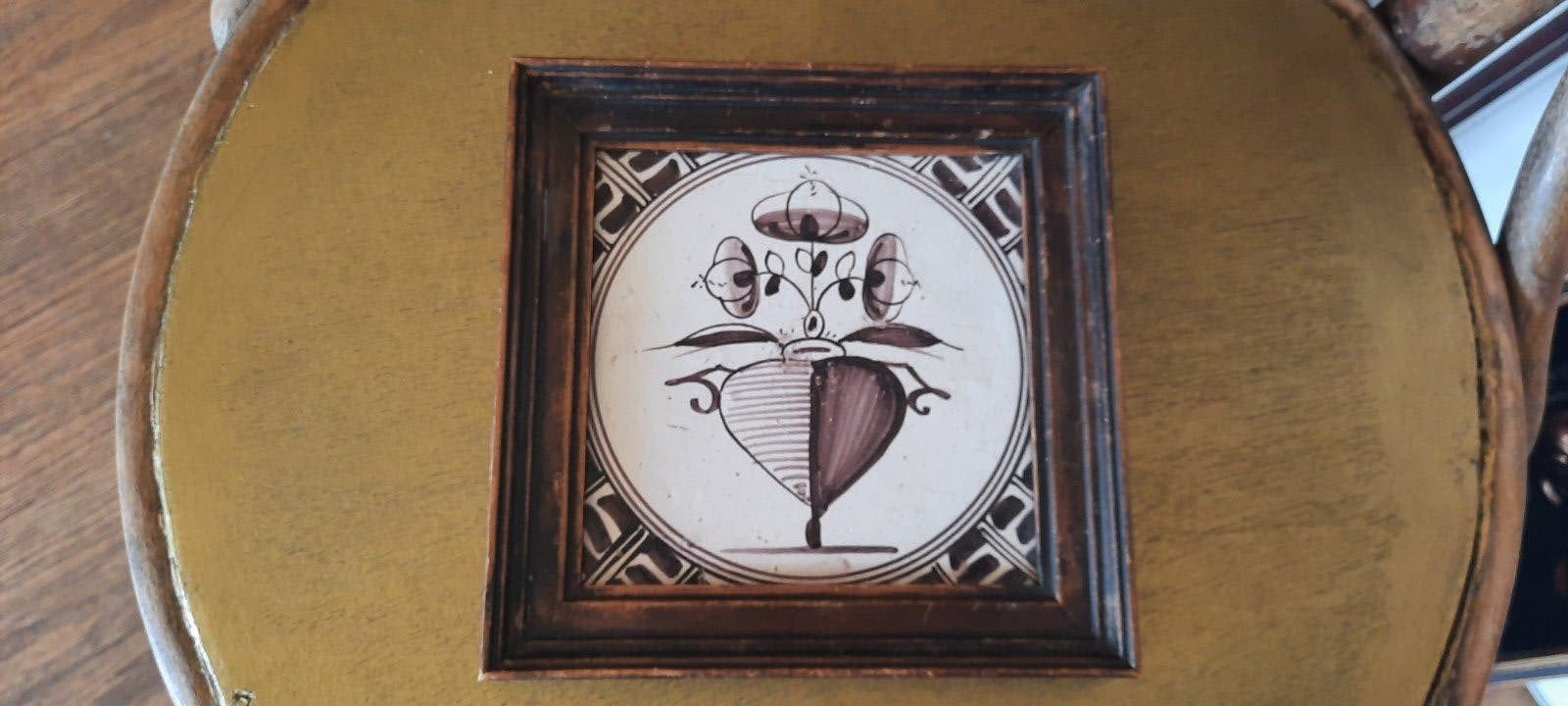 Antieke tegel met bloemmotief in houten lijst, Antiek en Kunst, Ophalen of Verzenden