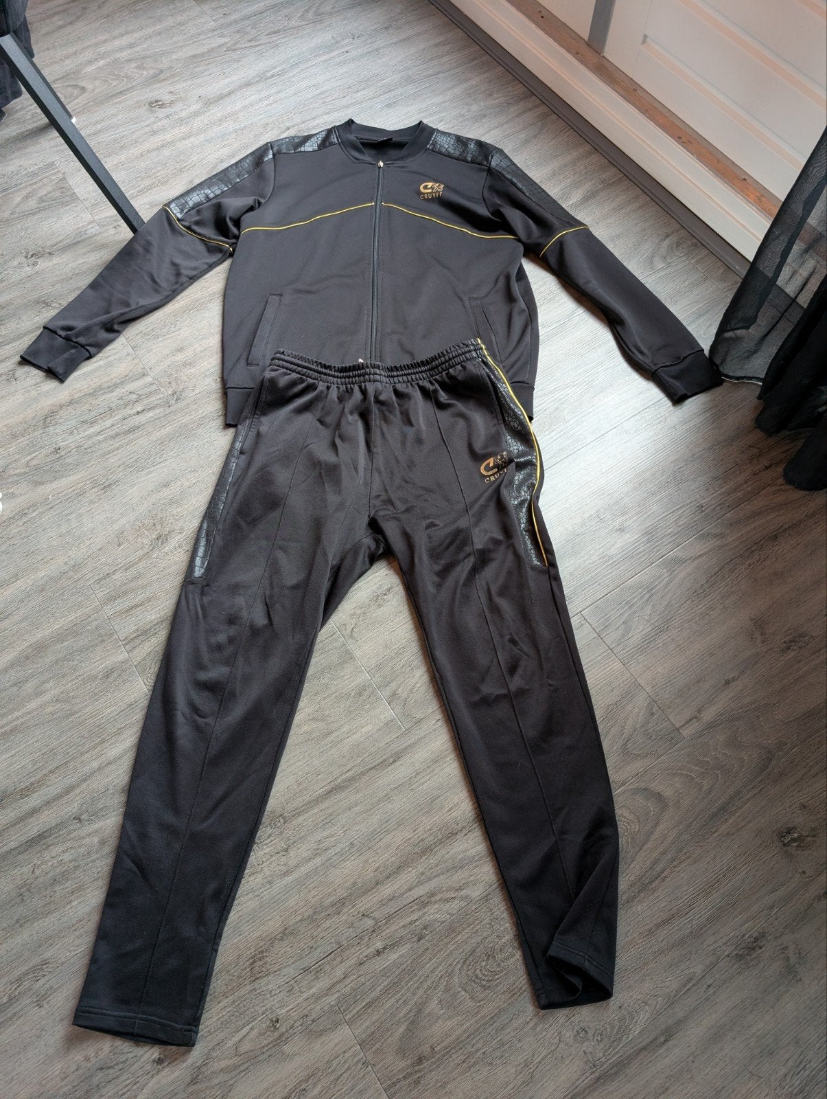 Cruyff trainingspak zwart/goud - Maat XL, Kleding | Heren, Cruyff, Zwart, Maat 56/58 (XL), Ophalen of Verzenden