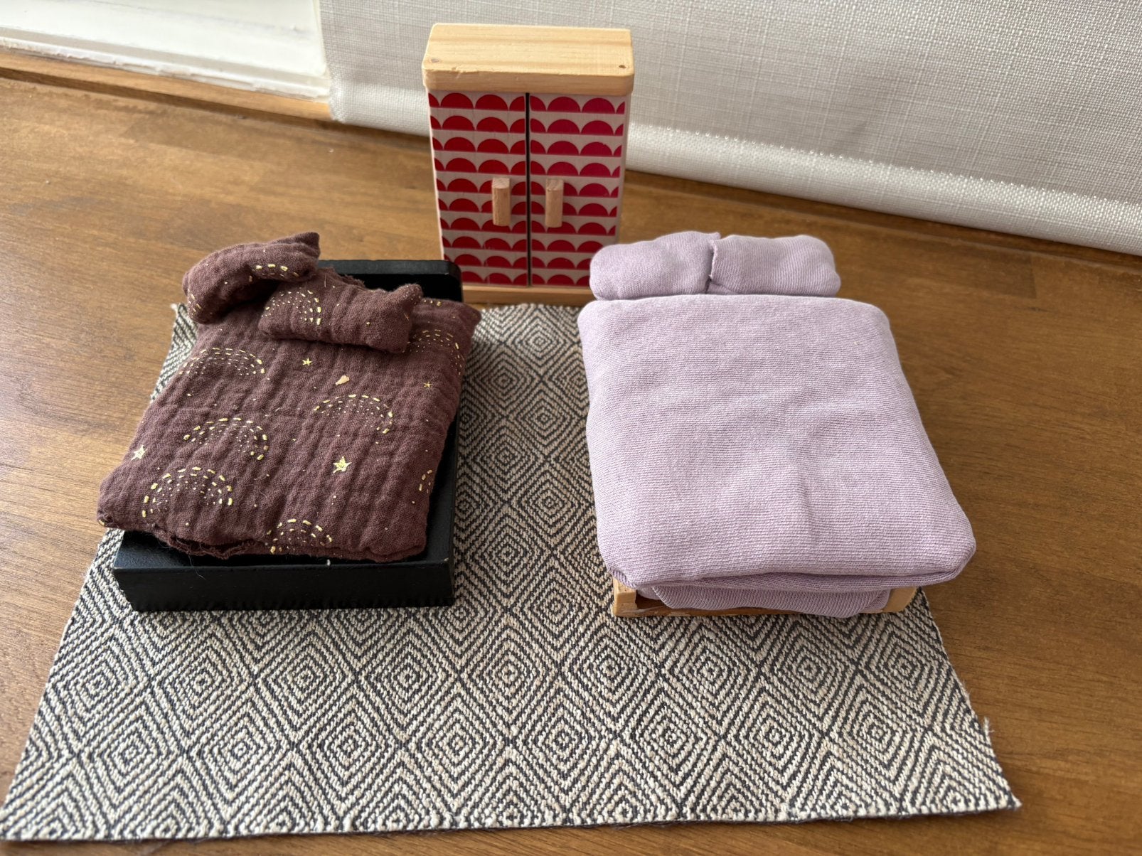 Poppenhuis slaapkamer meubels – 2 bedden, kast + vloerkleed, Ophalen of Verzenden, Zo goed als nieuw, Poppenhuis