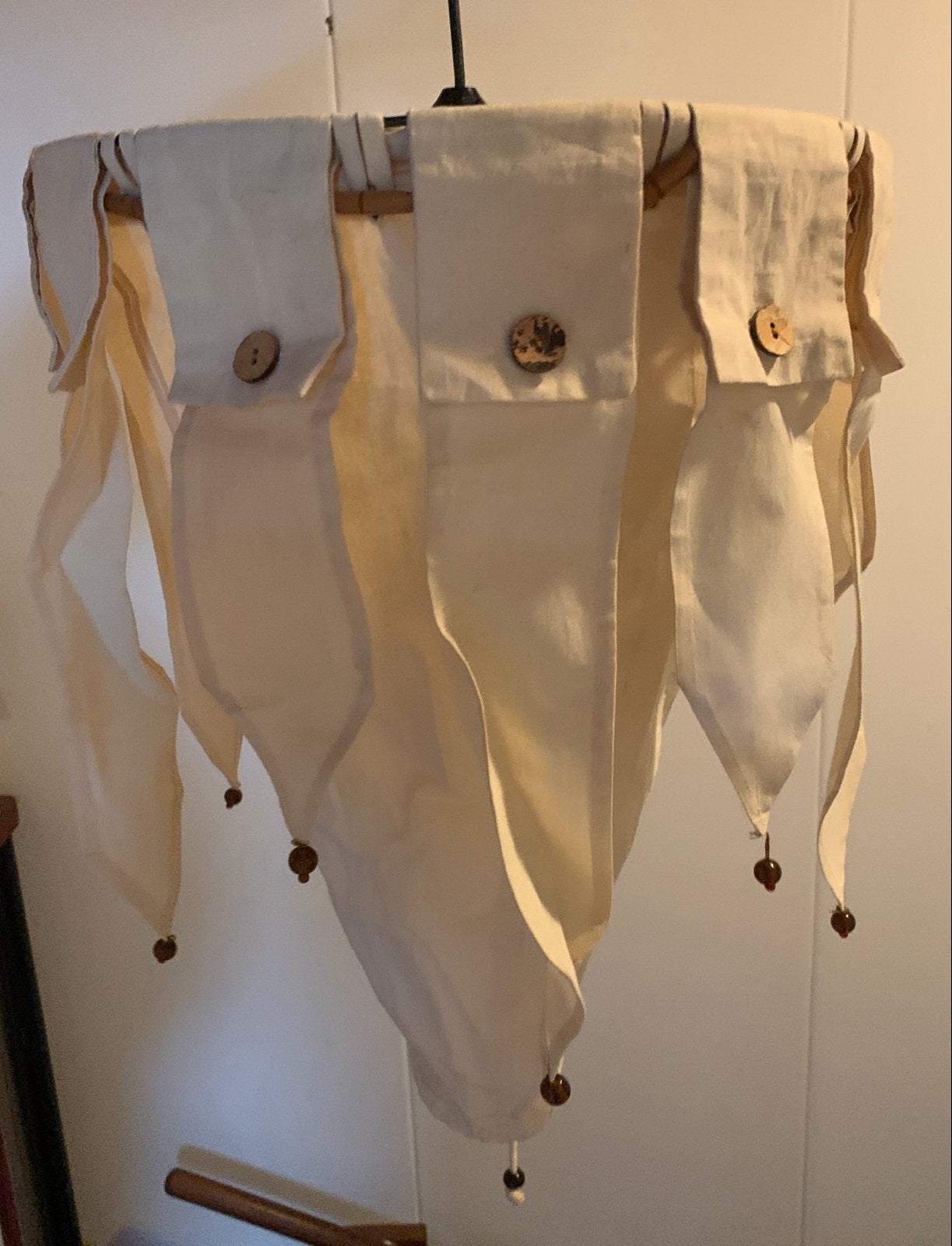 Unieke hanglamp ridderstijl van katoen met houten details, Ophalen of Verzenden, Gebruikt, Textiel