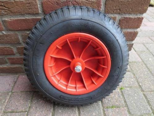 Gelagerd kruiwagenwiel met binnenband, as en bouten!!