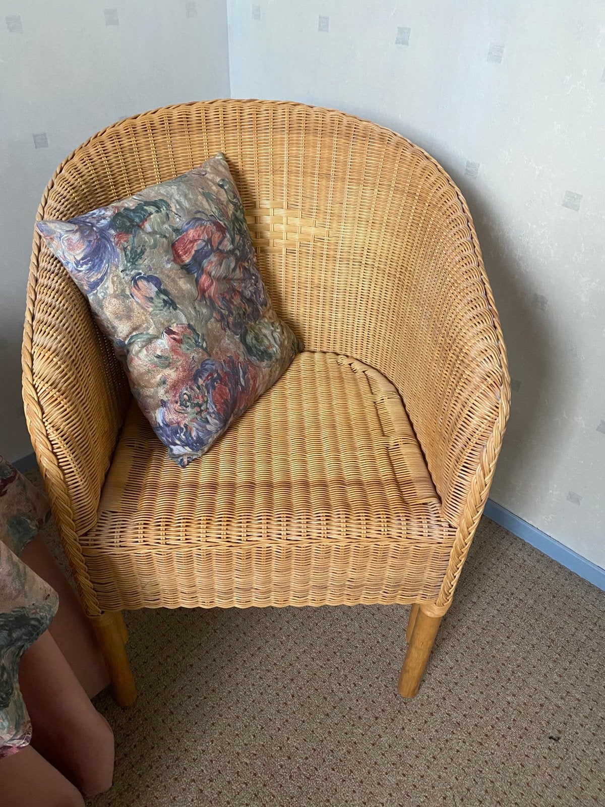 Rieten stoel en tafeltje, Huis en Inrichting, Stoelen, Ophalen, Bruin, Riet of Rotan, Zo goed als nieuw
