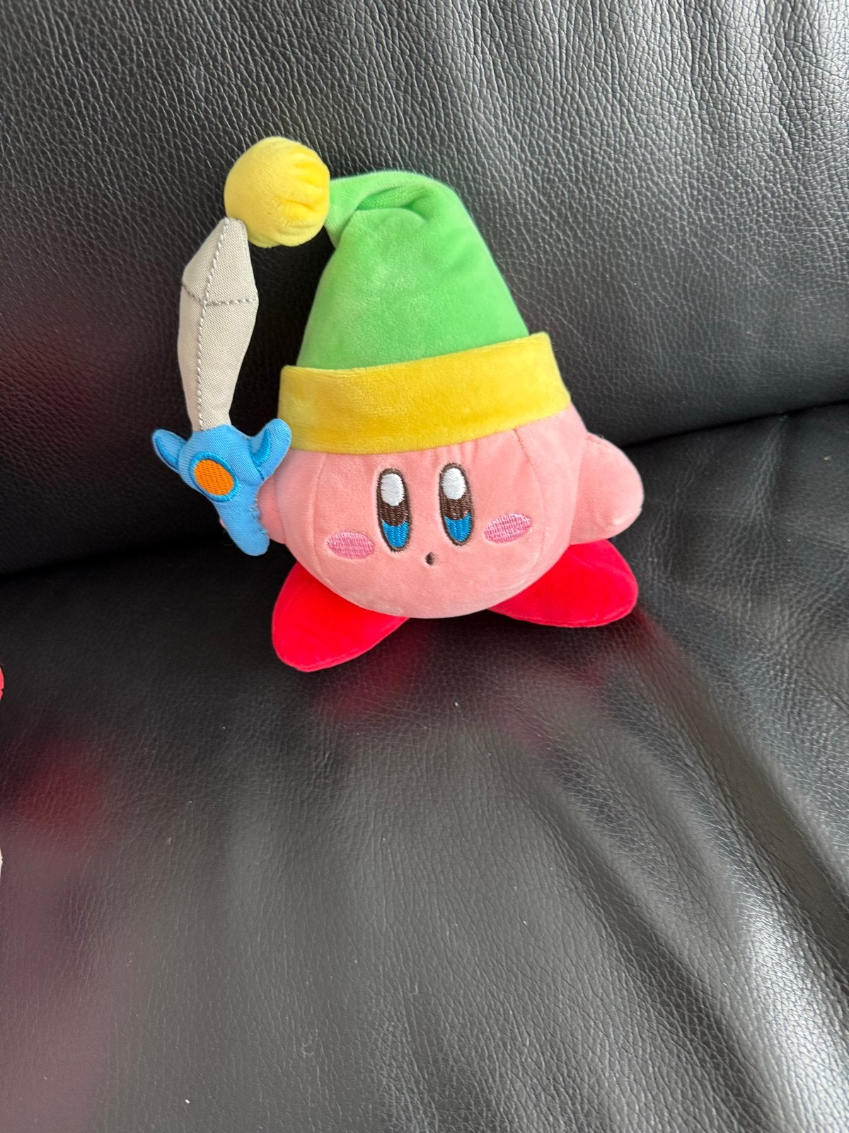 Kirby knuffel met zwaard en groene muts, Overige karakters, Overige typen, Ophalen of Verzenden, Zo goed als nieuw