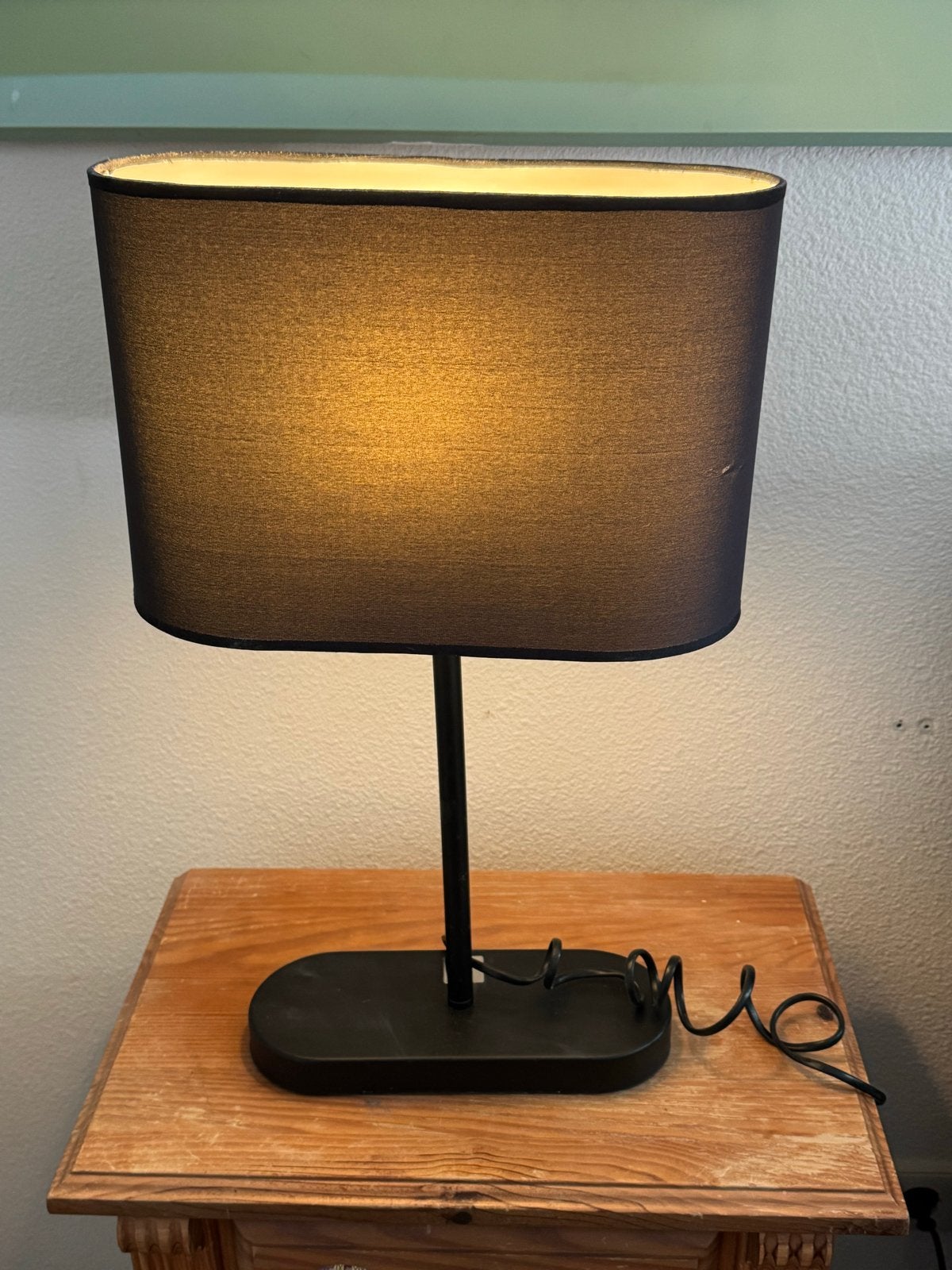 Moderne zwarte tafellamp met stoffen kap, Huis en Inrichting, Ophalen, Zo goed als nieuw, Metaal, 50 tot 75 cm