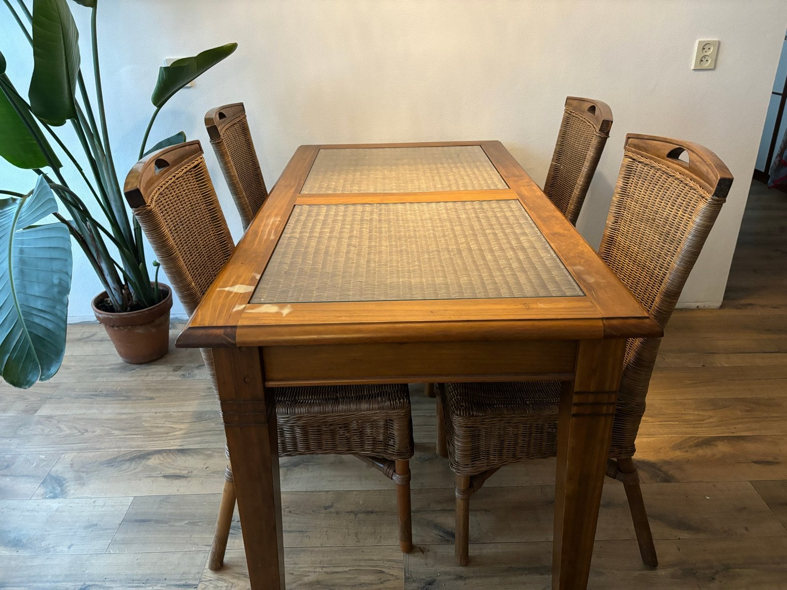 Houten eettafel met 4 rotan stoelen, Ophalen, Gebruikt, 50 tot 100 cm, 150 tot 200 cm