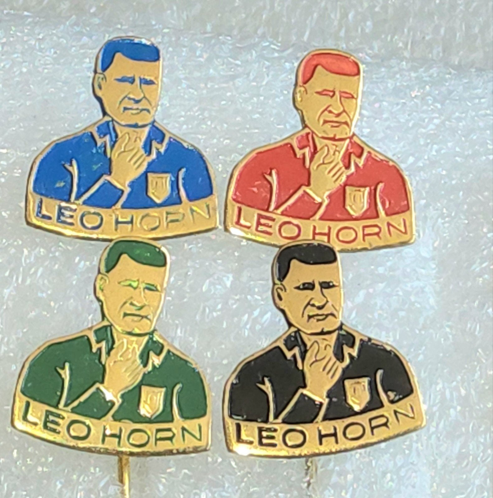 4 Speldjes Leo Horn Scheidsrechter Voetbal Vintage, Ophalen of Verzenden, Gebruikt, Overige onderwerpen, Speldje of Pin