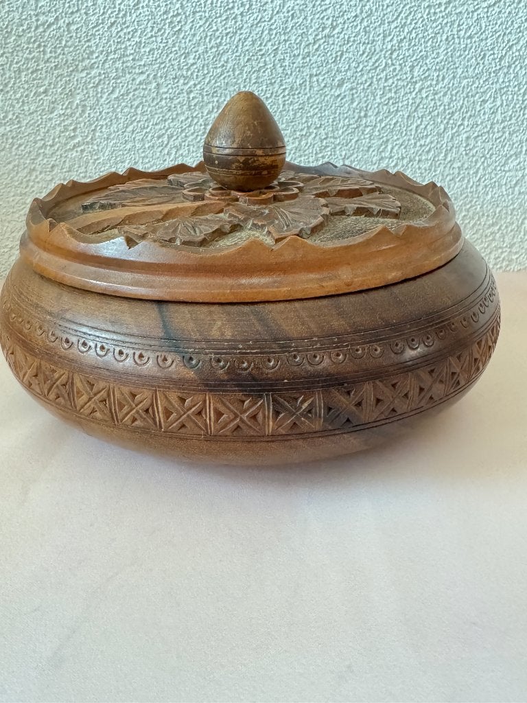 Vintage handgesneden houten doosje met deksel bloemmotief, Houtsnijwerk, Minder dan 20 cm, Ophalen of Verzenden, Flora