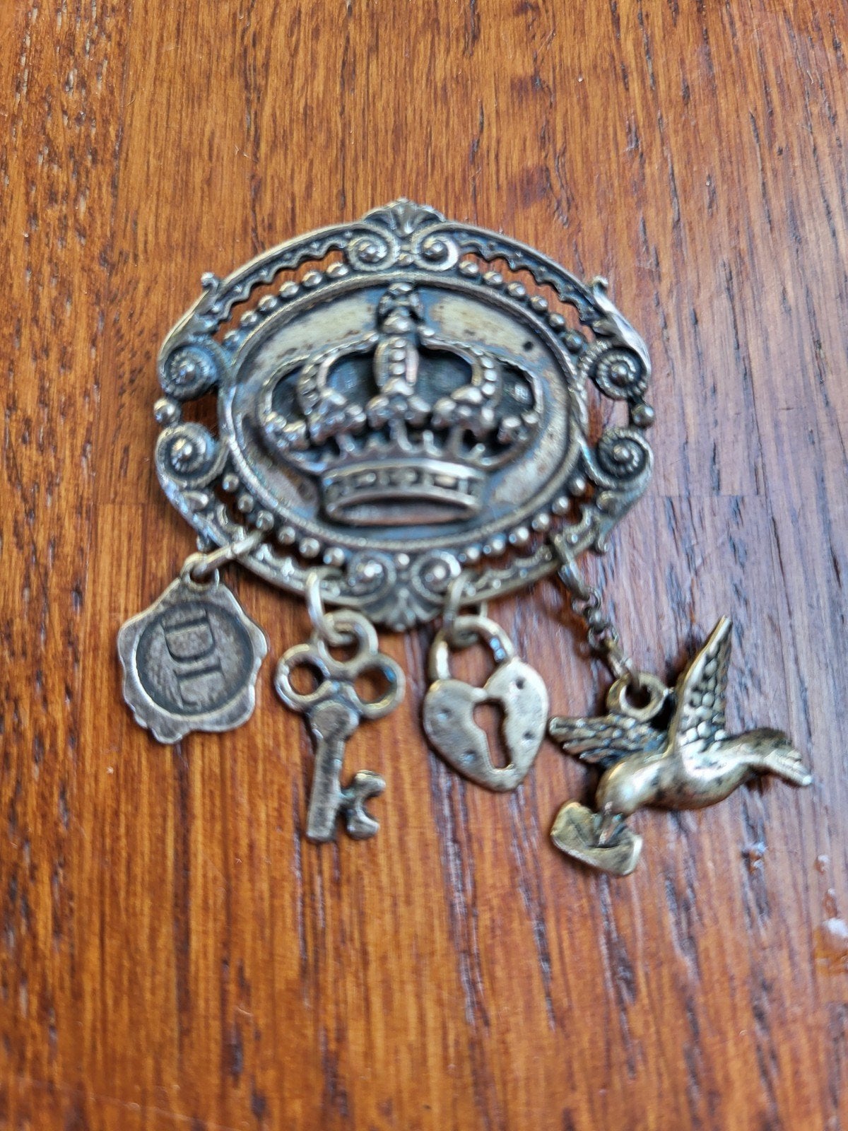 Vintage Romantische Bedelbroche Kroon & Symbolische Bedel, Ophalen of Verzenden, Zo goed als nieuw, Minder dan 4 cm, Overige materialen