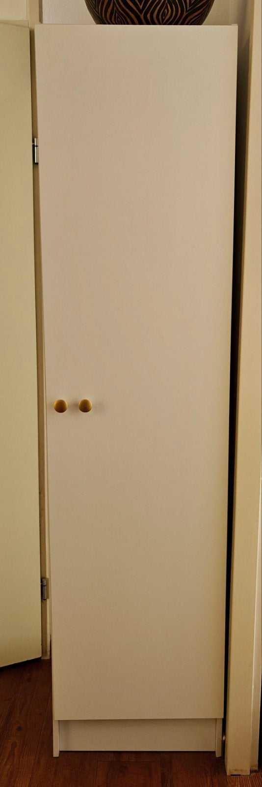 Smalle witte garderobekast met legplanken en gouden knopjes, Ophalen, Overige materialen, 200 cm of meer, 25 tot 50 cm