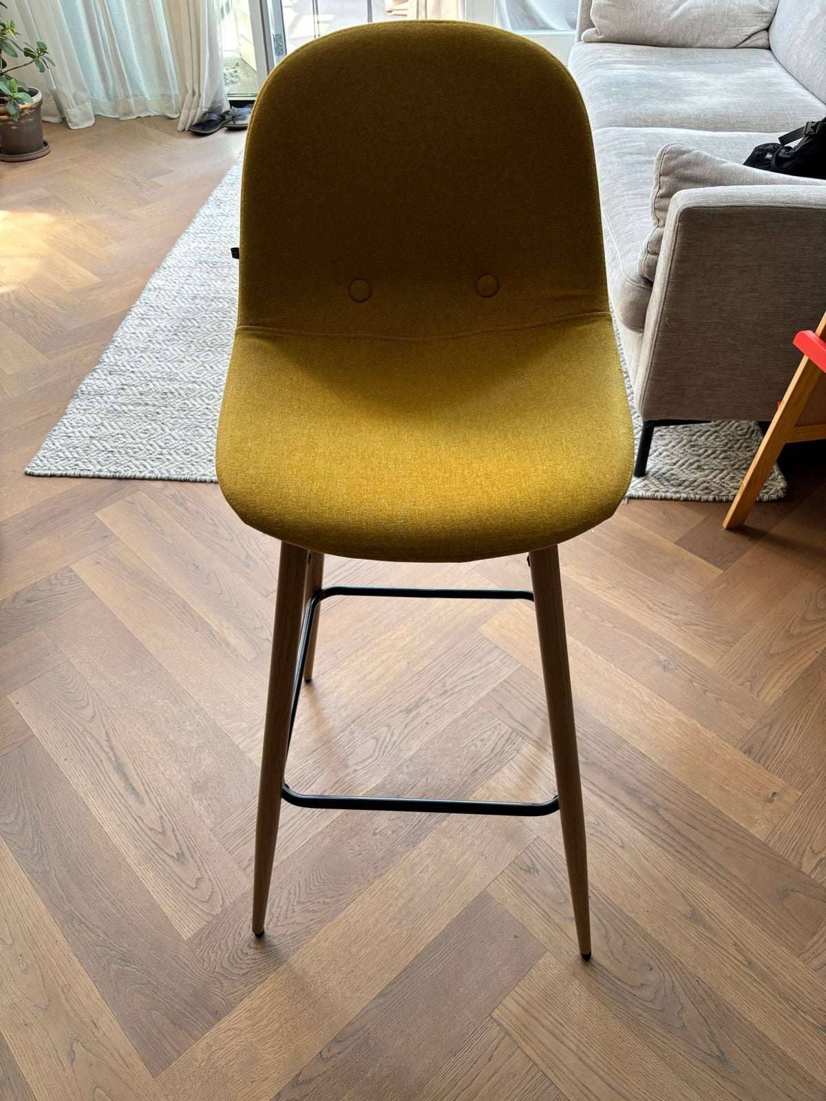 Gele barkruk met houten poten en voetsteun, Huis en Inrichting, Barkrukken, Ophalen, Met voetsteun, 60 tot 90 cm, Zo goed als nieuw