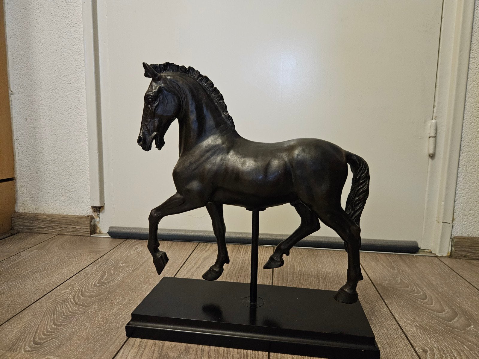 Prachtig houten paard op sokkel - Klassiek en elegant, Ophalen, Gepatineerd, Zoogdier, 20 - 50 cm