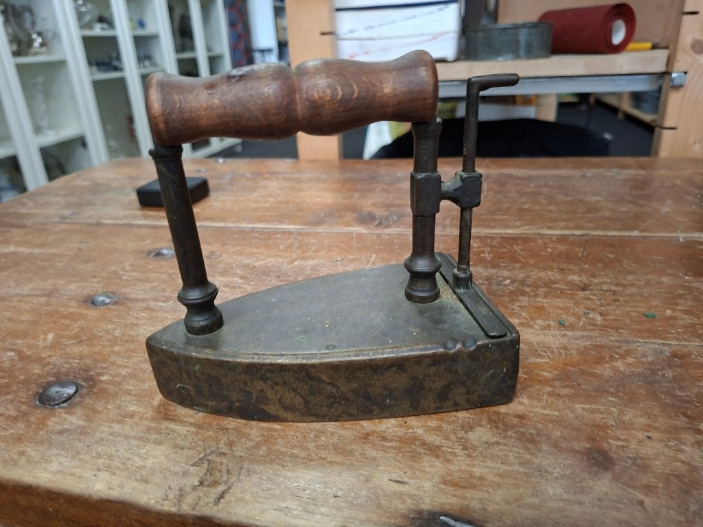 schitterende antiek strijkijzer met klepje voor kolen, Antiek en Kunst, Ophalen of Verzenden
