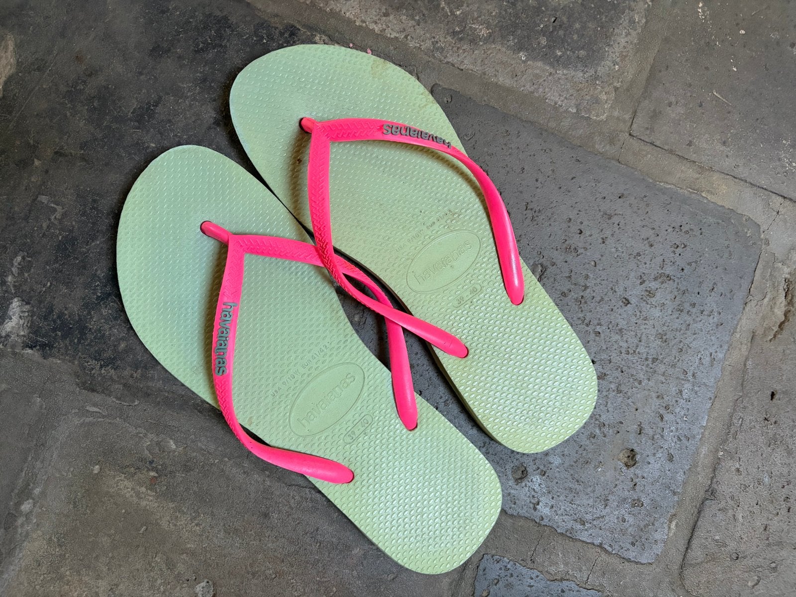 Havaianas slippers - Lichtgroen met roze bandjes, Ophalen of Verzenden, Gedragen, Groen, Slippers
