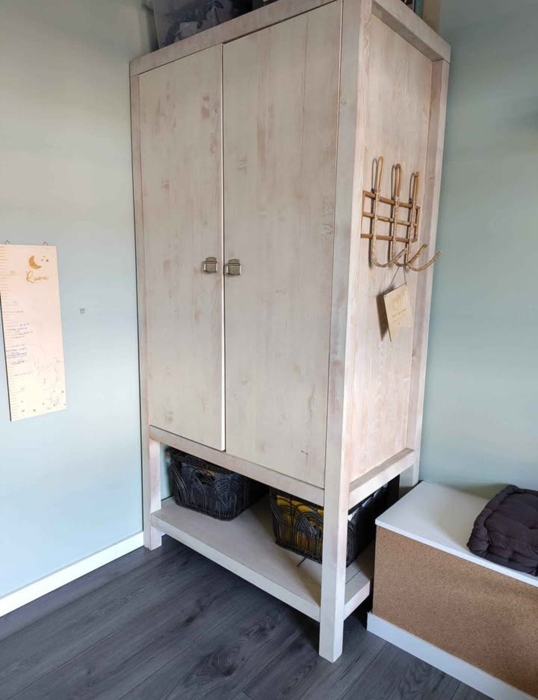 Commode en kledingkast, Ophalen
