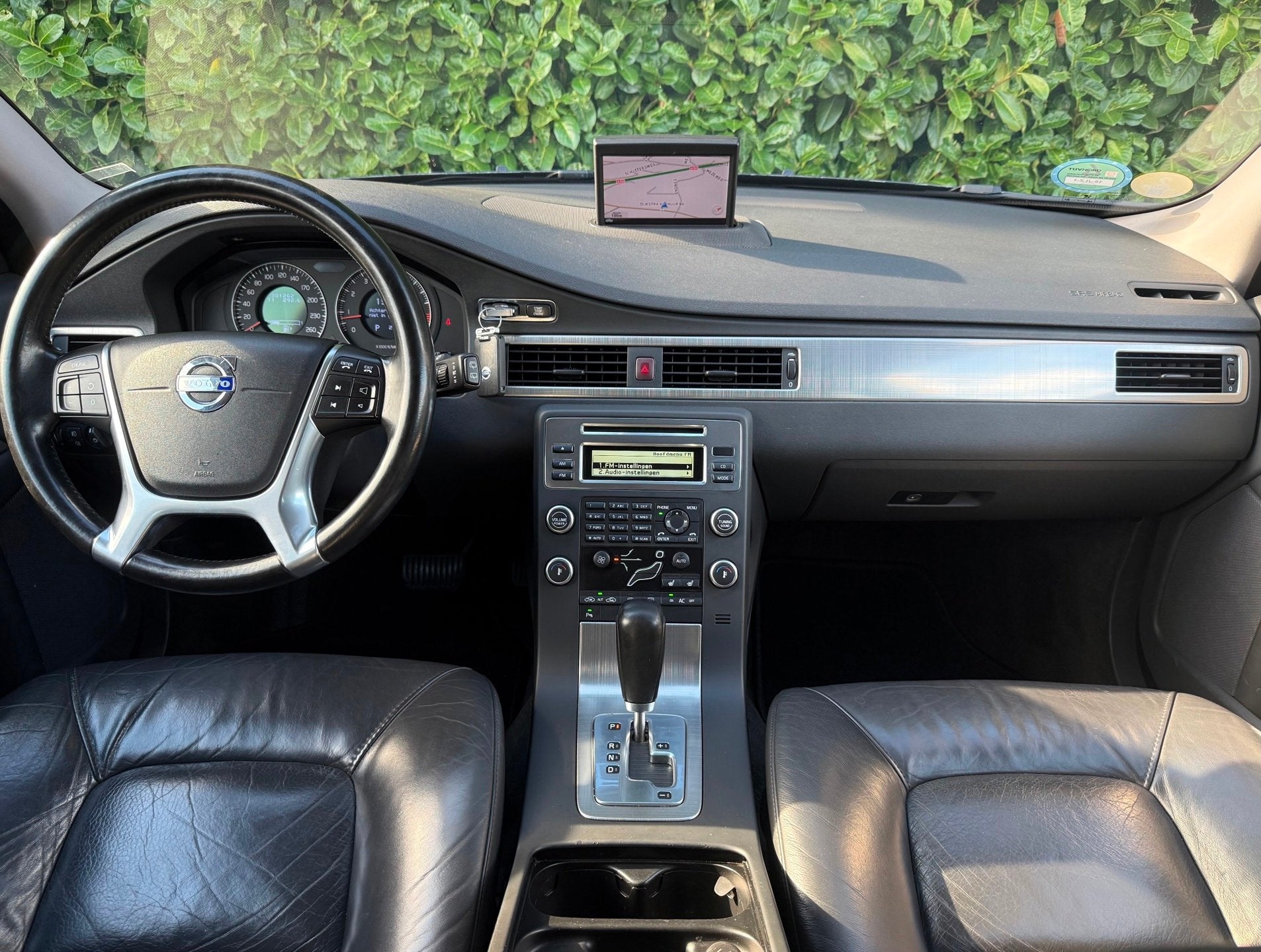 Volvo V70 2.5T Momentum AUT|NWE APK & DB-RIEM|NAVI|TREKH|LEE, Auto's, Zwart, Verwarmde buitenspiegels, 2521 cc, 1567 kg