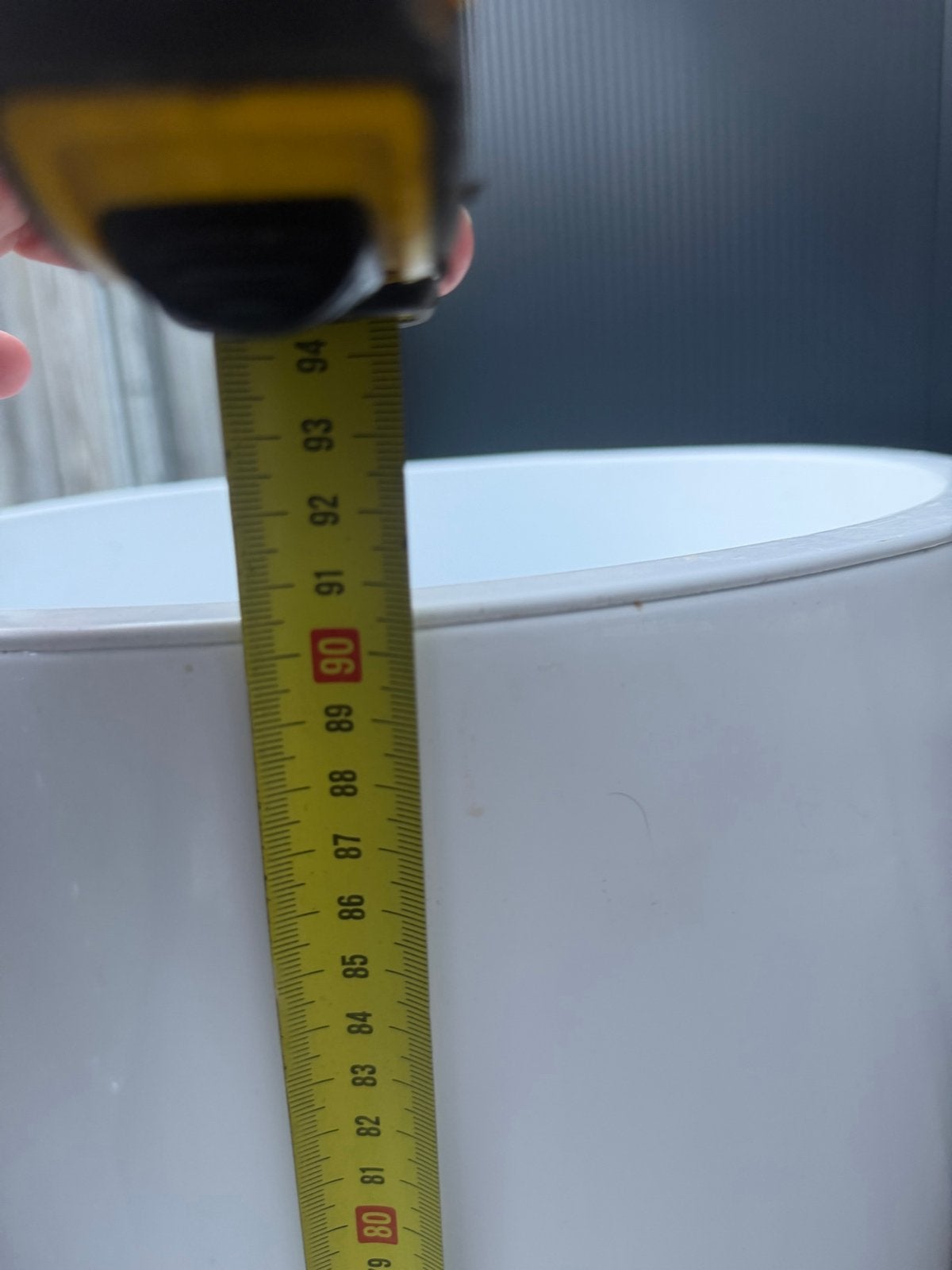 Witte hoge bloempot voor binnen of buiten, Kunststof, Gebruikt, Rond, Binnen