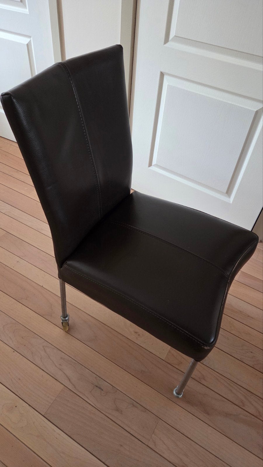 6 Bert Plantagie eetkamerstoelen op wieltjes, leer, Huis en Inrichting, Ophalen, Gebruikt, Bruin, Leer