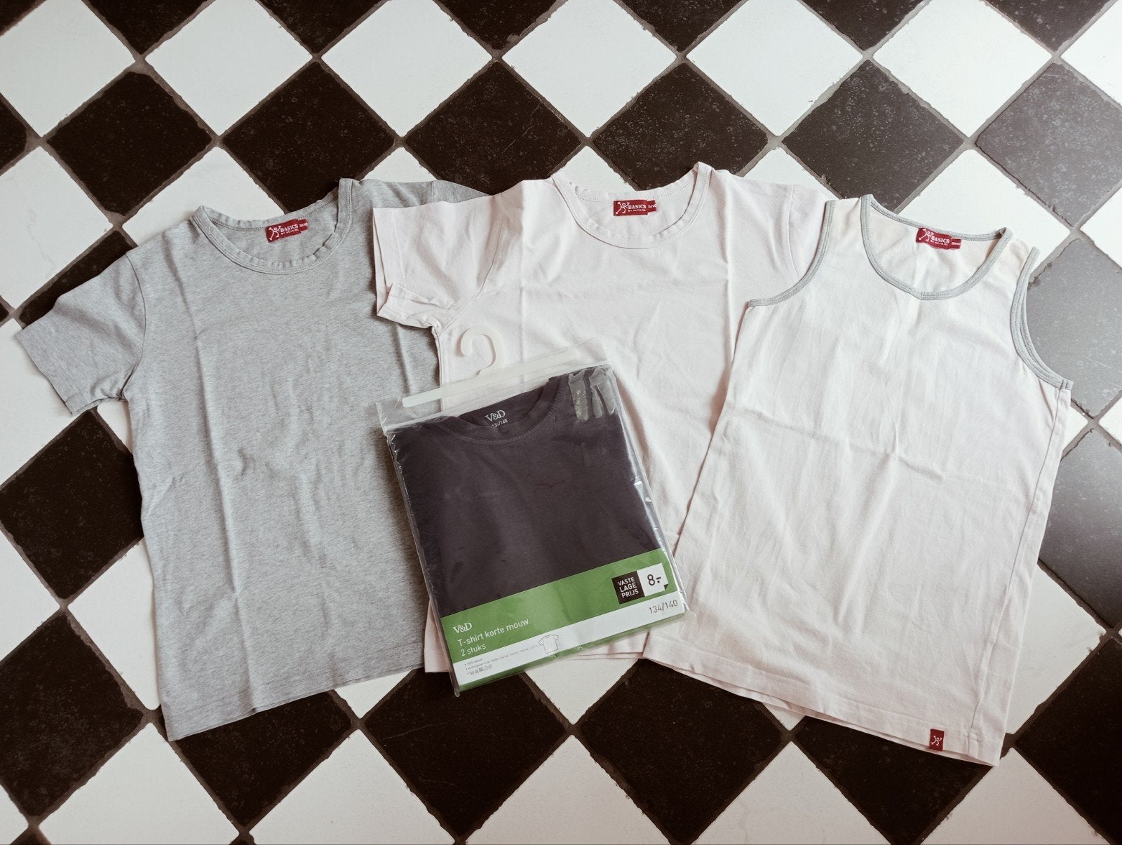 Ondergoed 4 shirts + 1 hemd 134 - 140 nieuw + prima staat, Nacht- of Onderkleding, Ophalen of Verzenden, Zo goed als nieuw, V&D