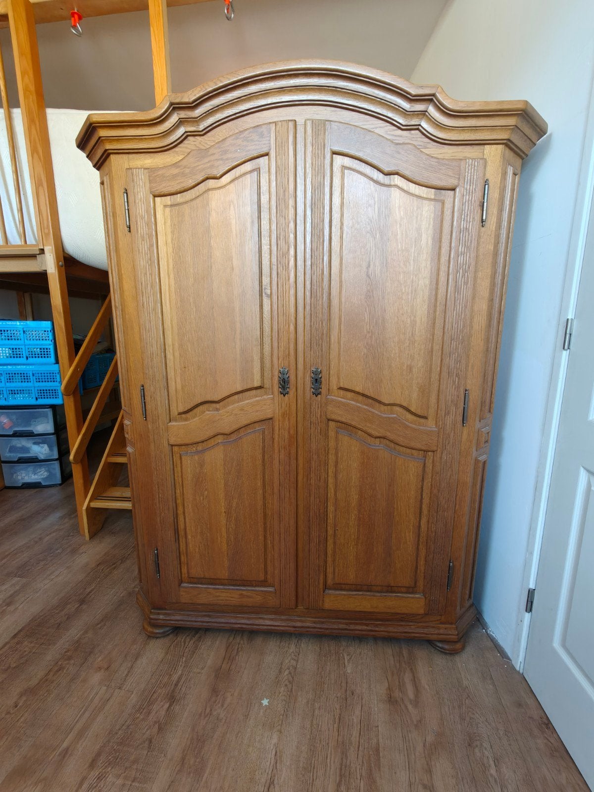 Massieve Eiken Kast met Messing Beslag, Ophalen